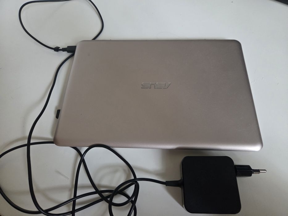 Ноутбук Asus с зарядкой