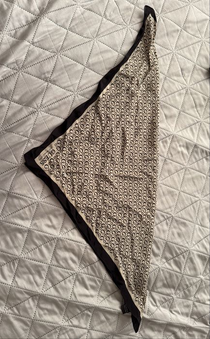 Елегантно шалче Guess