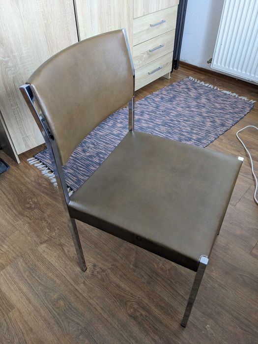 Scaun îmbrăcat în piele, cu picioare din metal