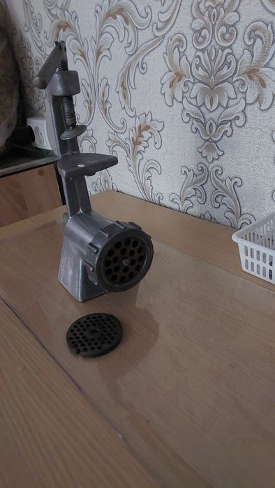 Срочно продается механическая советская мясорубка  с 2 решетками очен