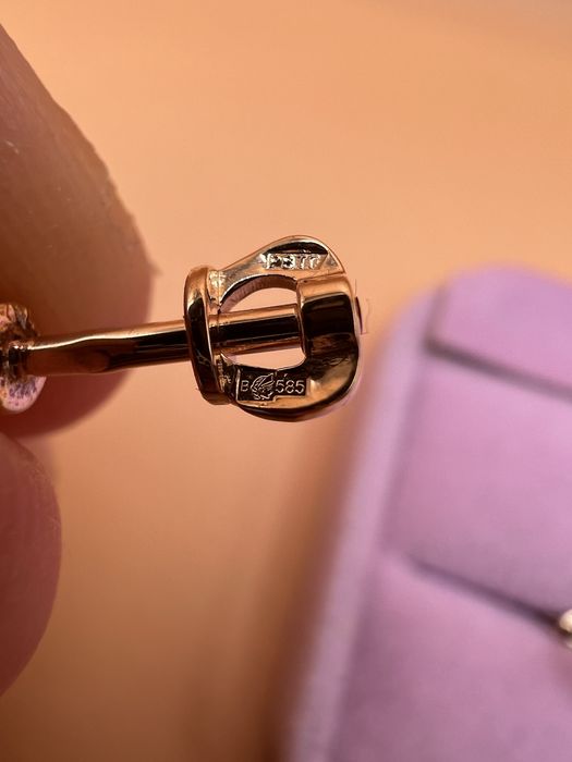 Продам золотые серьги - гвоздики.
