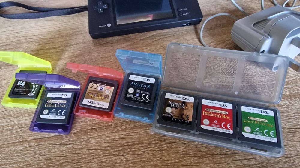 Конзола NINTENDO DS ,зарядно и игри