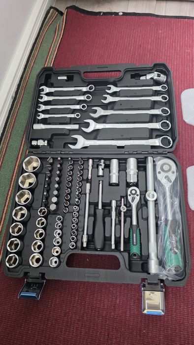 Продам набор ключей новая торг.