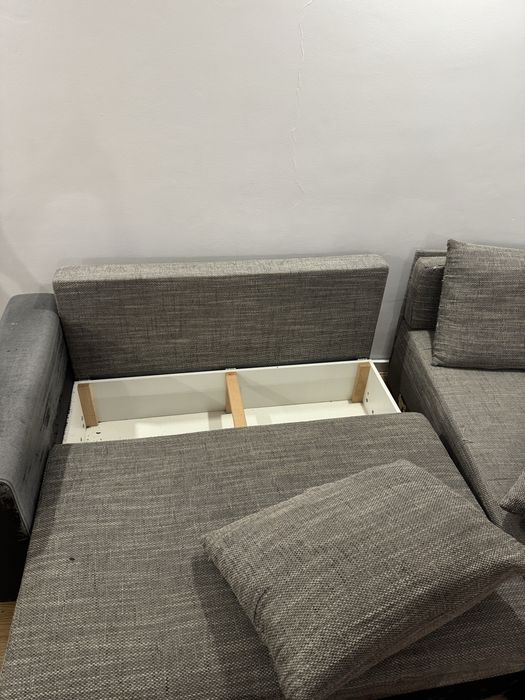 Canapea extensibila cu spatii de depozitare