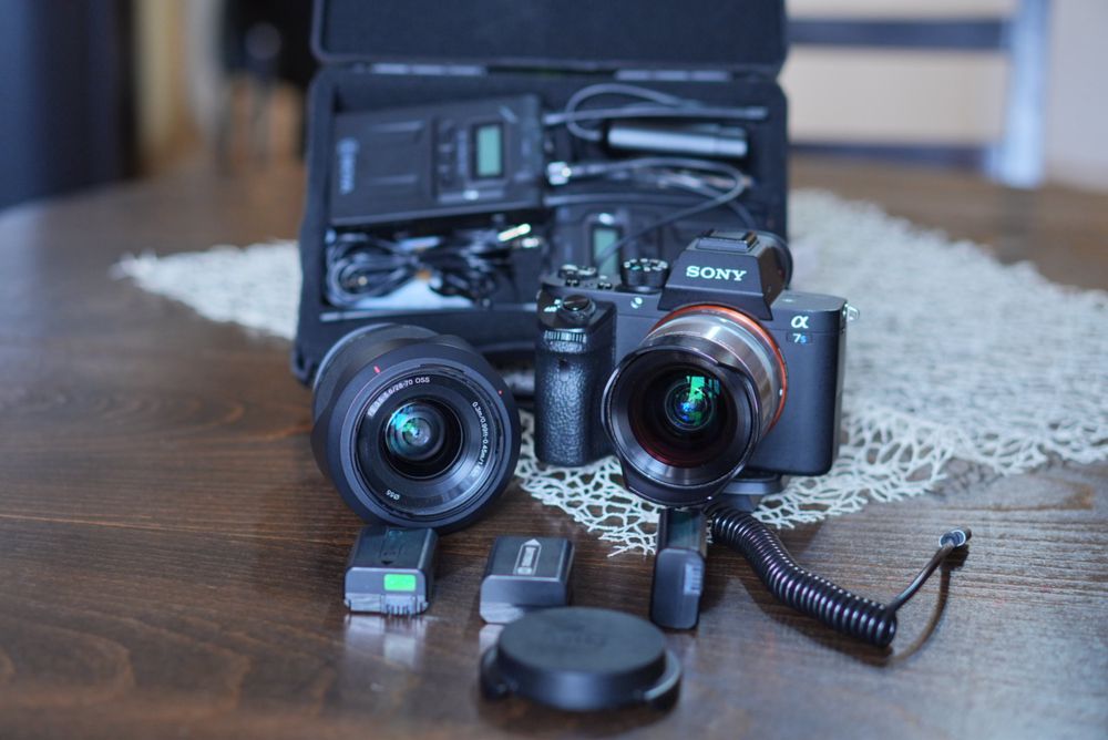 Sony a 7 S II + 2 обектива + 2 батерии + микрофони