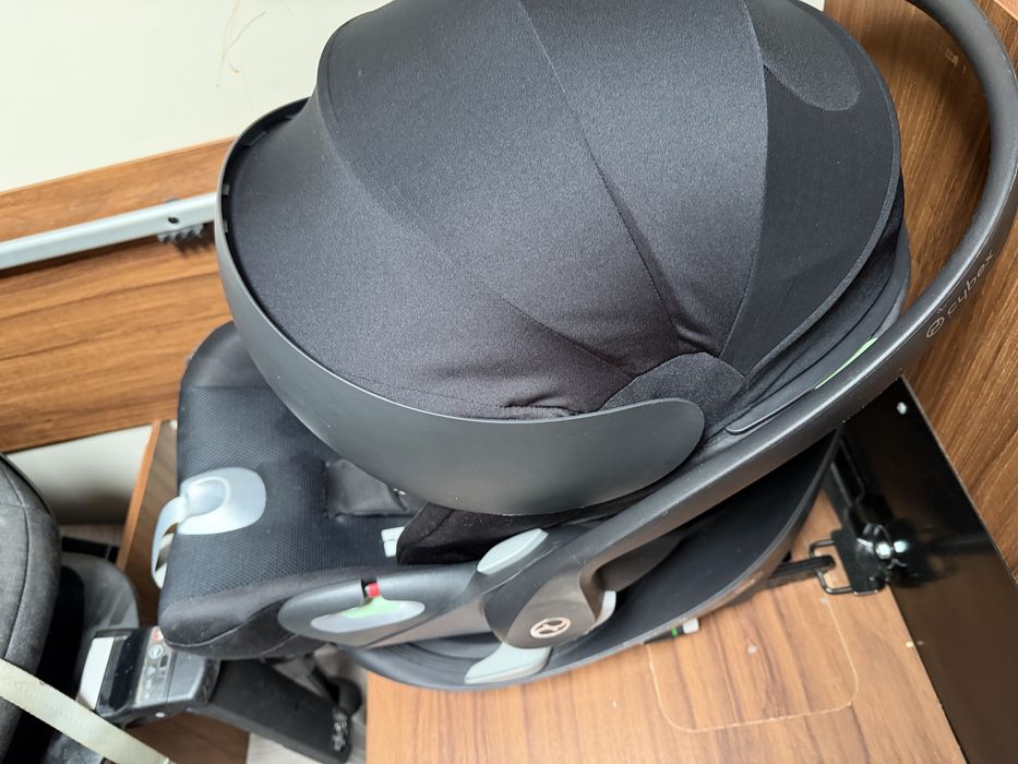 Scoică auto Cybex Cloud T Plus i-size culoare Sepia Black + bază inclusă – stare excelentă