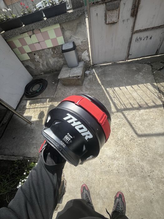 Продавам каска Thor размер L