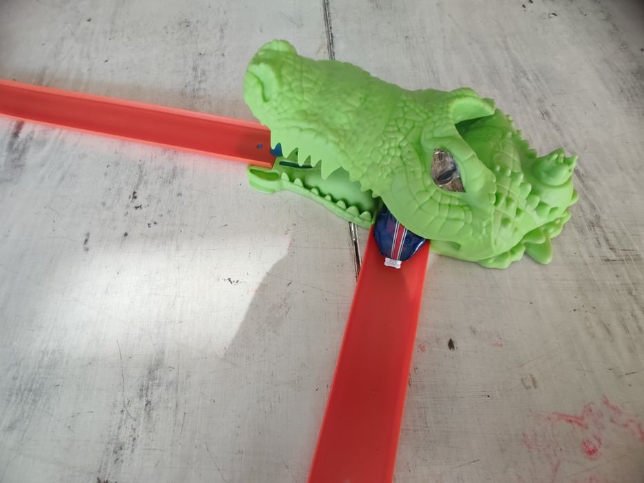 Hotwheels  писти- 2 крокодила, горила, динозавър и акула