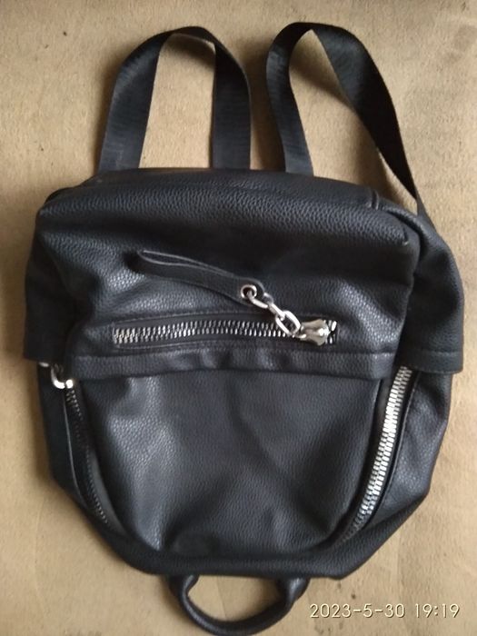 2 броя Раници от черна изкуствена кожа , голяма и малка .