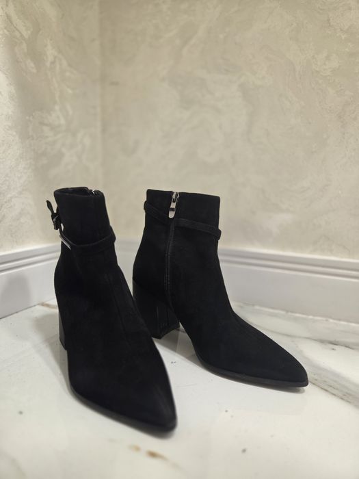 Сапоги замшевые на каблуке.