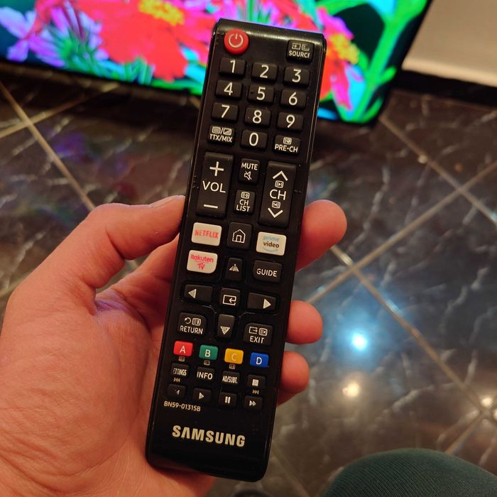 Vand televizor Samsung 65" (163 cm) UE65RU7102KXXH 4K Smart TV – impecabil, telecomandă + picioare