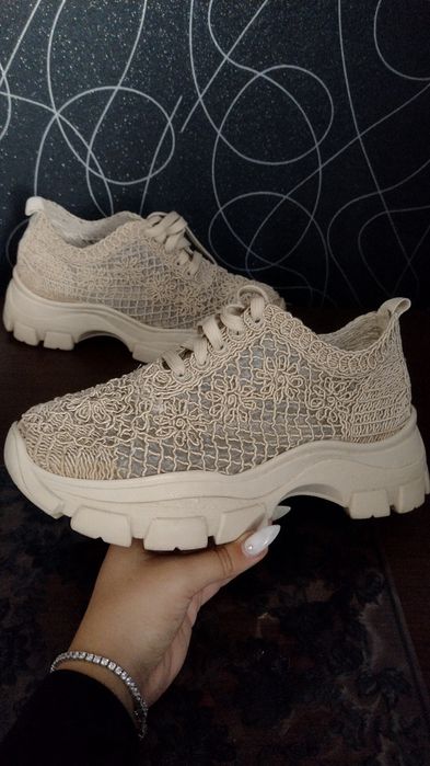 Бежови дамски олекотени маратонки