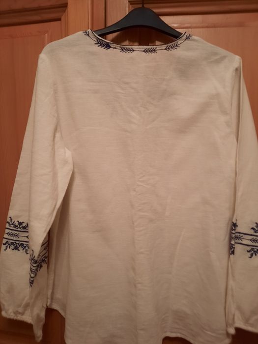 Ie alba cu broderie albastra mărimea 42