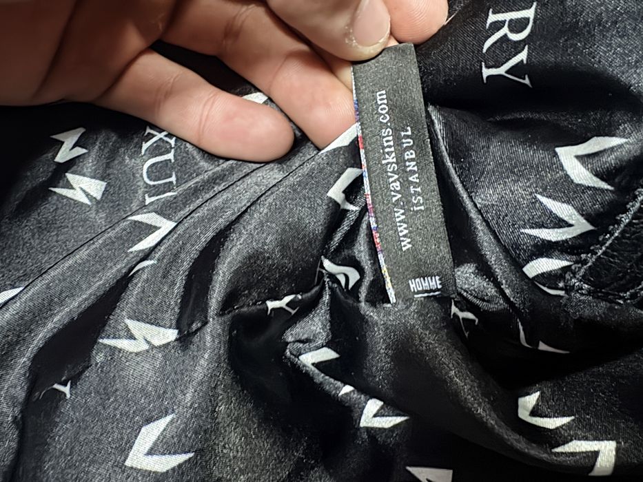 Jacheta neagra din piele cu tinte