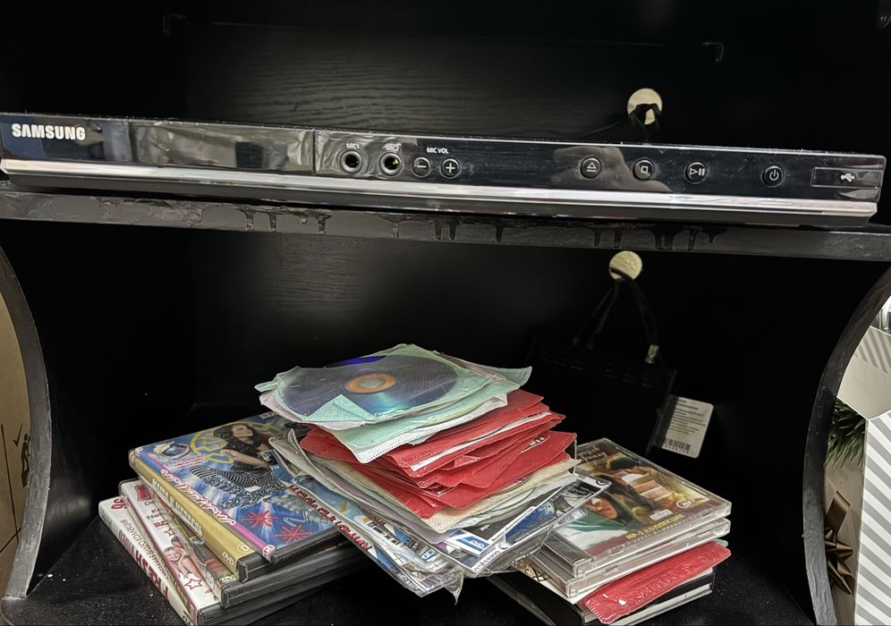 Продаю DVD Samsung b/u в оличном состоянии с дисками в придачу