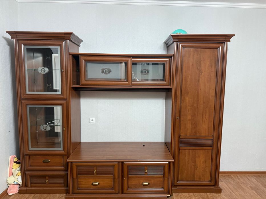 Продам стенку под телевизор