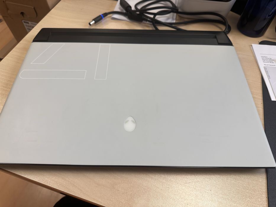 Лаптоп Alienware M17 R2 i9-9980HK 16GB ddr4 rtx 2080 8GB