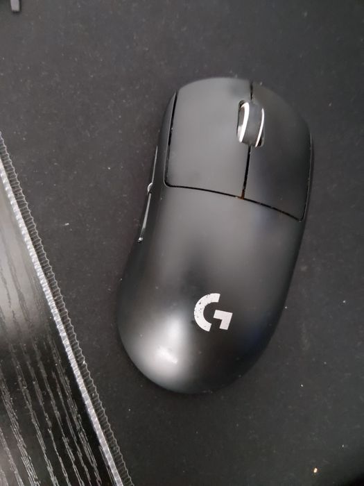 Maus logitech cu cablu de încărcare