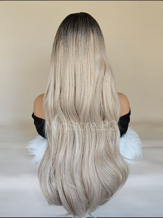 Пепеляво руса перука с бретон на леки вълни