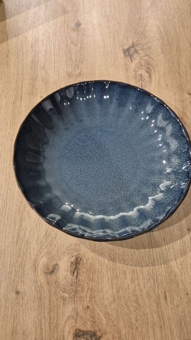 Плоски и дълбоки сини чинии