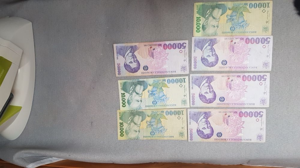 Bancnote vechi de 50.000 și 10.000 și monede