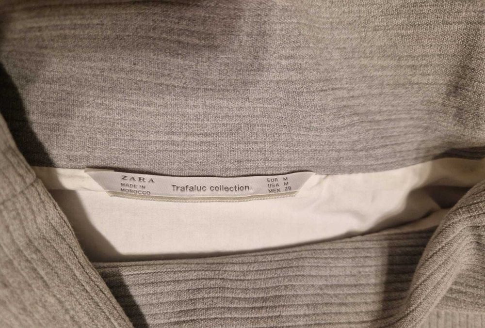 Bluză stylish 2 în 1 gri cu cămașă albă.