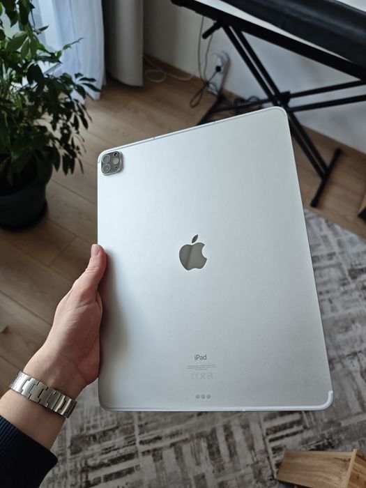 iPad Pro 12.9" (5th Generation/M1) + Magic Keyboard + Pencil