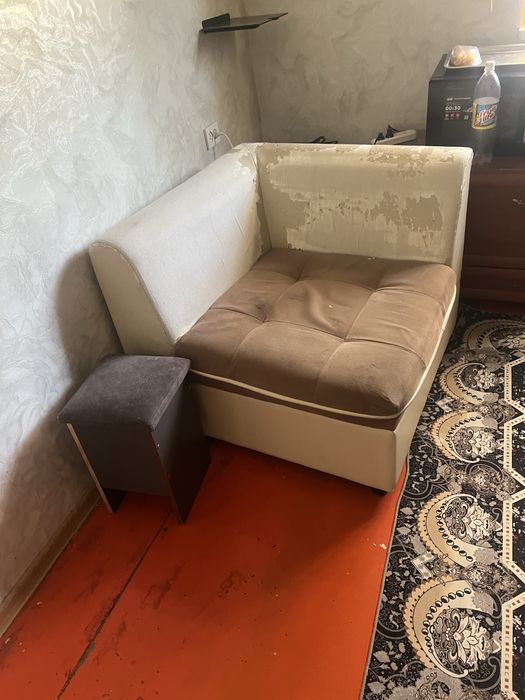 Диван б/у продам 10 тысяч торг приветствуется.
