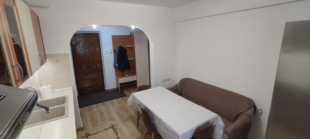 Inchiriez apartament zona podu de fier