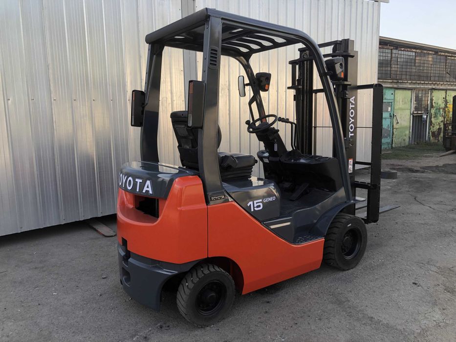 Вилочный погрузчик (кара)