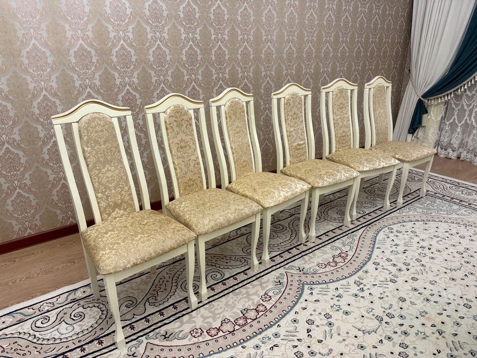 Стулья в бело-золотистом цвете -  20 штук