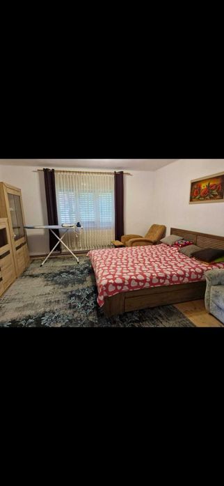 Casa de vanzare,7 dormitoare,2 bai,2 living,livada,incalzire centrala