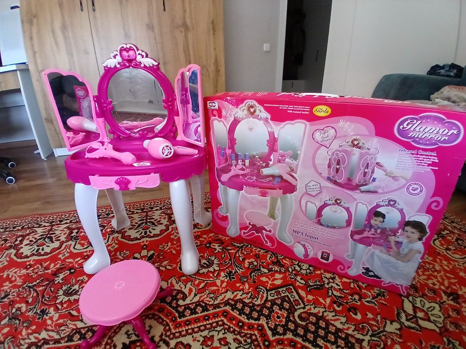 Столик для макияжа игрушечный