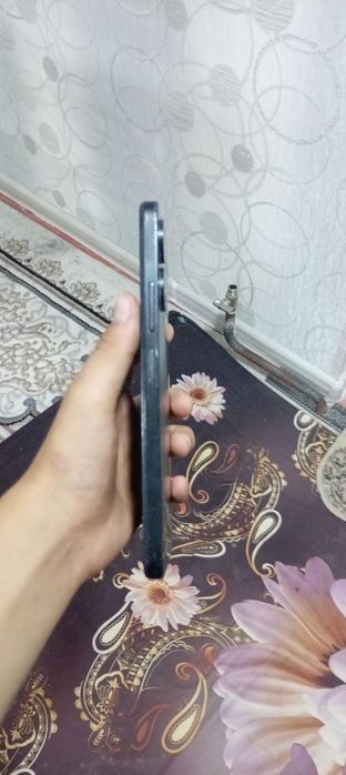 Redmi 13c sotiladi xotira :256GB ekran almashgan xolati :yaxshi.