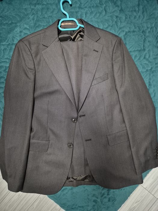 Vând costum, 2 piese, culoare maro