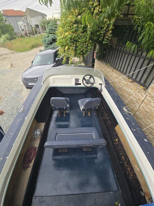 Vand barca cu motorsi peridoc  .Accept variante auto.
