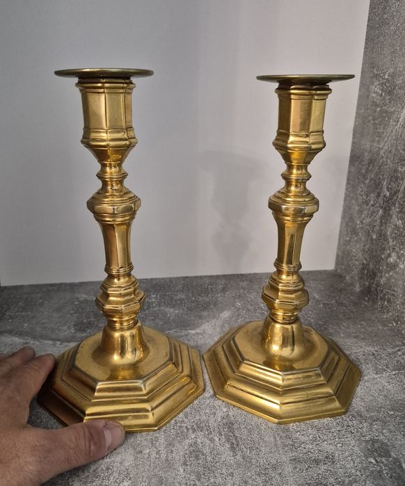 Pereche două sfeșnice vechi din bronz, 22cm, fabricate in Marea Britanie in anii 1970.