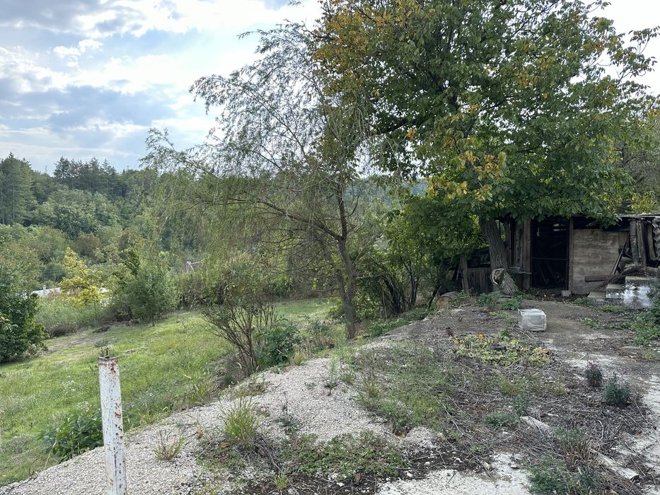 Парцел в регулация с къща с. Пороище!