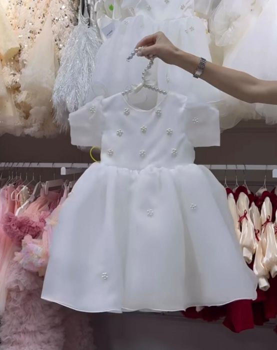 Продается новое белое платье для 3, 4 лет