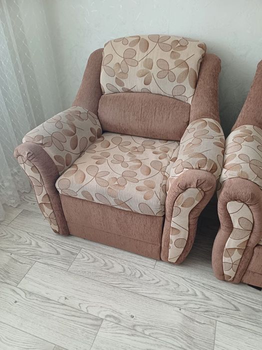 Продам диван и одно кресло
