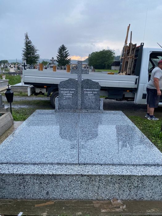 Morminte placate & cadre masive