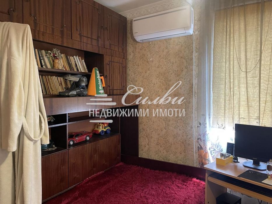 Четиристаен ТУХЛЕН апартамент в района на Математическа гимназия