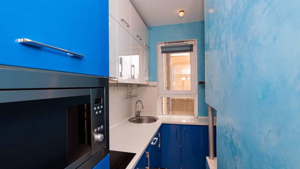 Дава се под наем Тристаен апартамент в Бургас, Център - 107 кв.м за 1020 € - Снимка #1