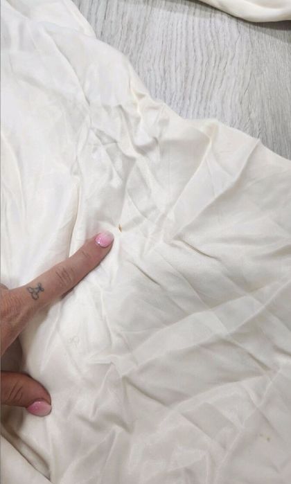 Кремава копринена рокля Zara с прегъваща талия за официалн