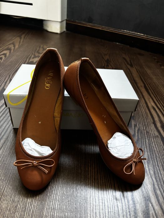 Продавам обувки - тип Пантофка - в черно и кафяво