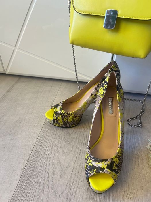 Обувки guess с подарък чантичка в същия цвят