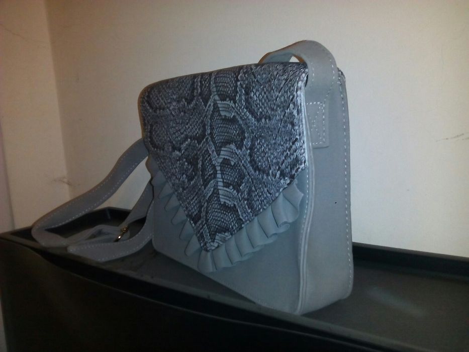 Чанта, сива със змийски мотиви, НОВА