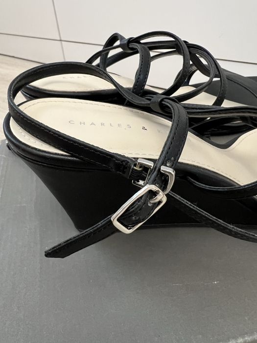 Продаются босоножки Charles & Keith