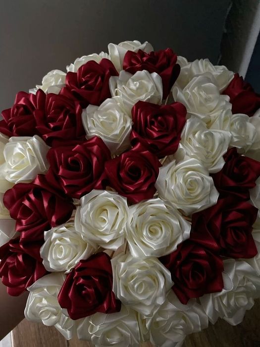 Розы из атласных лент