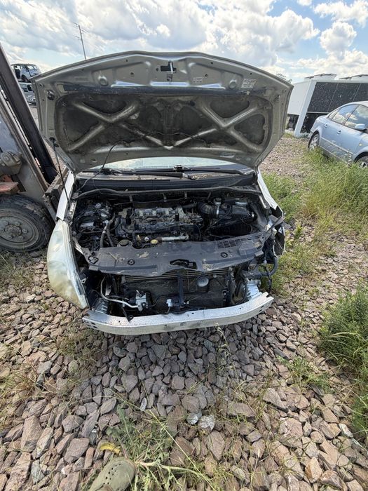 TOYOTA COROLLA VERSO 2.2 D-4D 136hp. 2005g на части